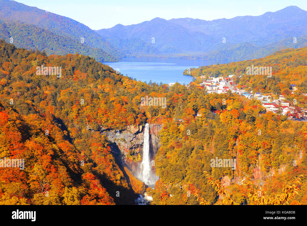 Kegon Falls und Chuzenji See im Herbst Saison von akechidaira Observation Deck, Nikko, Japan. Stockfoto