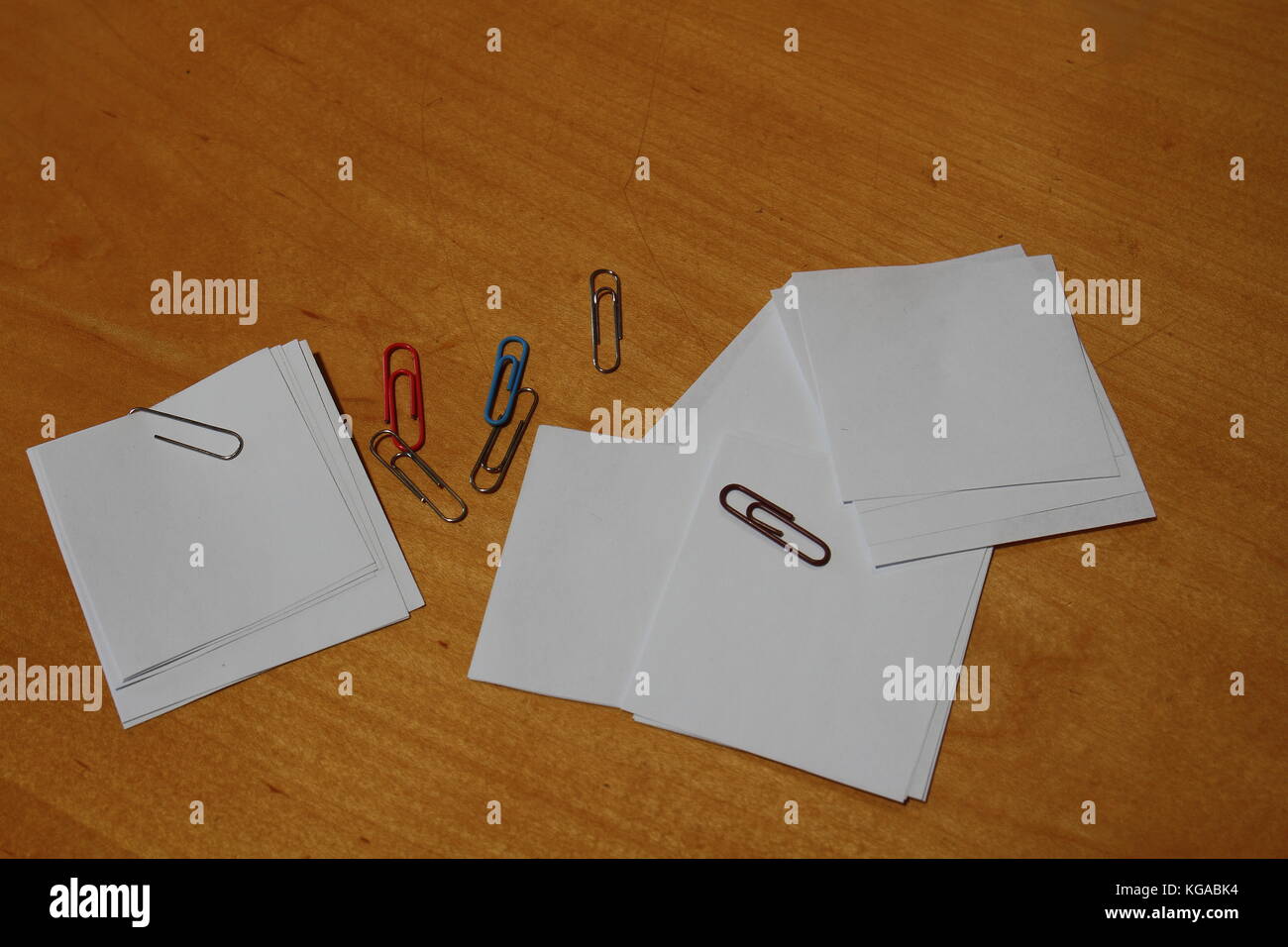 Büroklammern und Notizen auf einem Schreibtisch von oben mit Kopie Raum gesehen Stockfoto