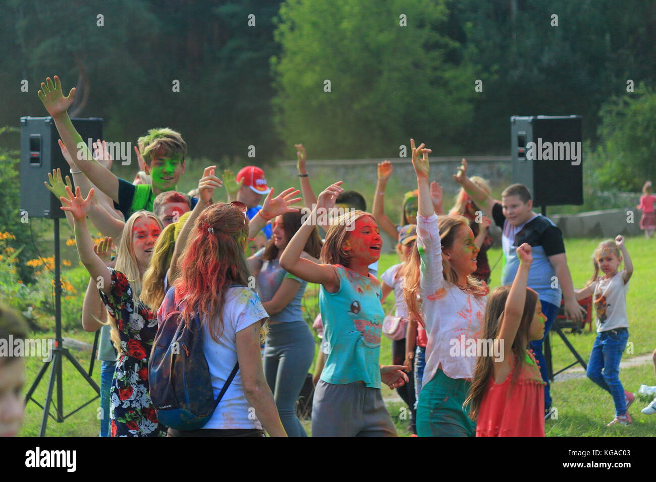 Festival der Farben. Children's Party am Rande der Stadt Stockfoto