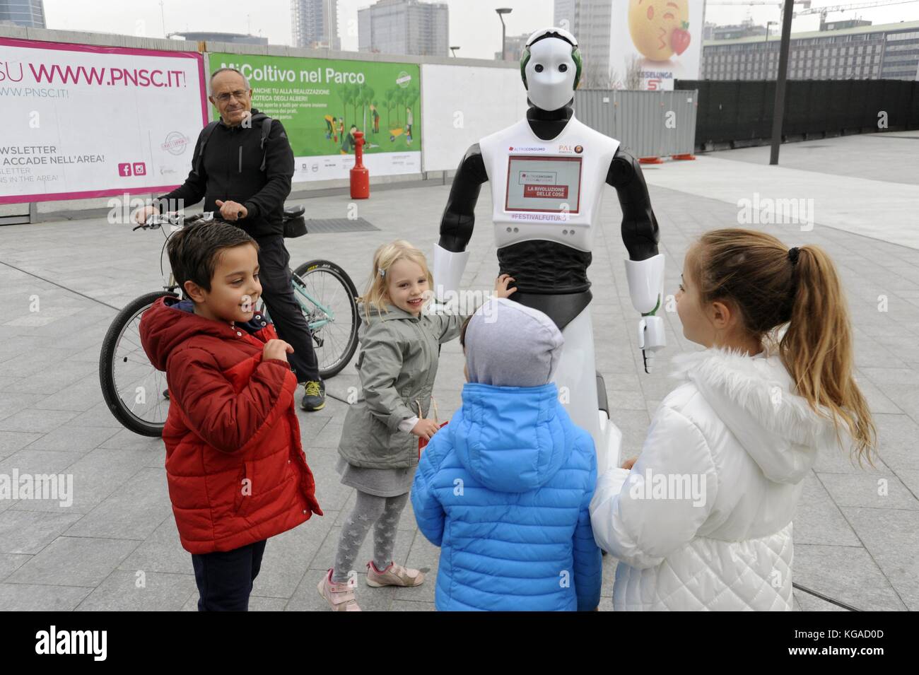 Mailand (Italien), November 2017; für ein paar Tage die interaktiven Roboter reem zu verschiedenen Orten in der Stadt bewegt hat eine Veranstaltung der Verbrauchervereinigung Altroconsumo, neue Technologien und Innovation organisiert zu fördern. reem von pal Robotik in Barcelona realisiert wird, ein Unternehmen in der Produktion von humanoiden Robotern spezialisiert und ist in der Lage, autonom in belebten Umgebungen zu bewegen und mit Ihnen zu kommunizieren. Stockfoto