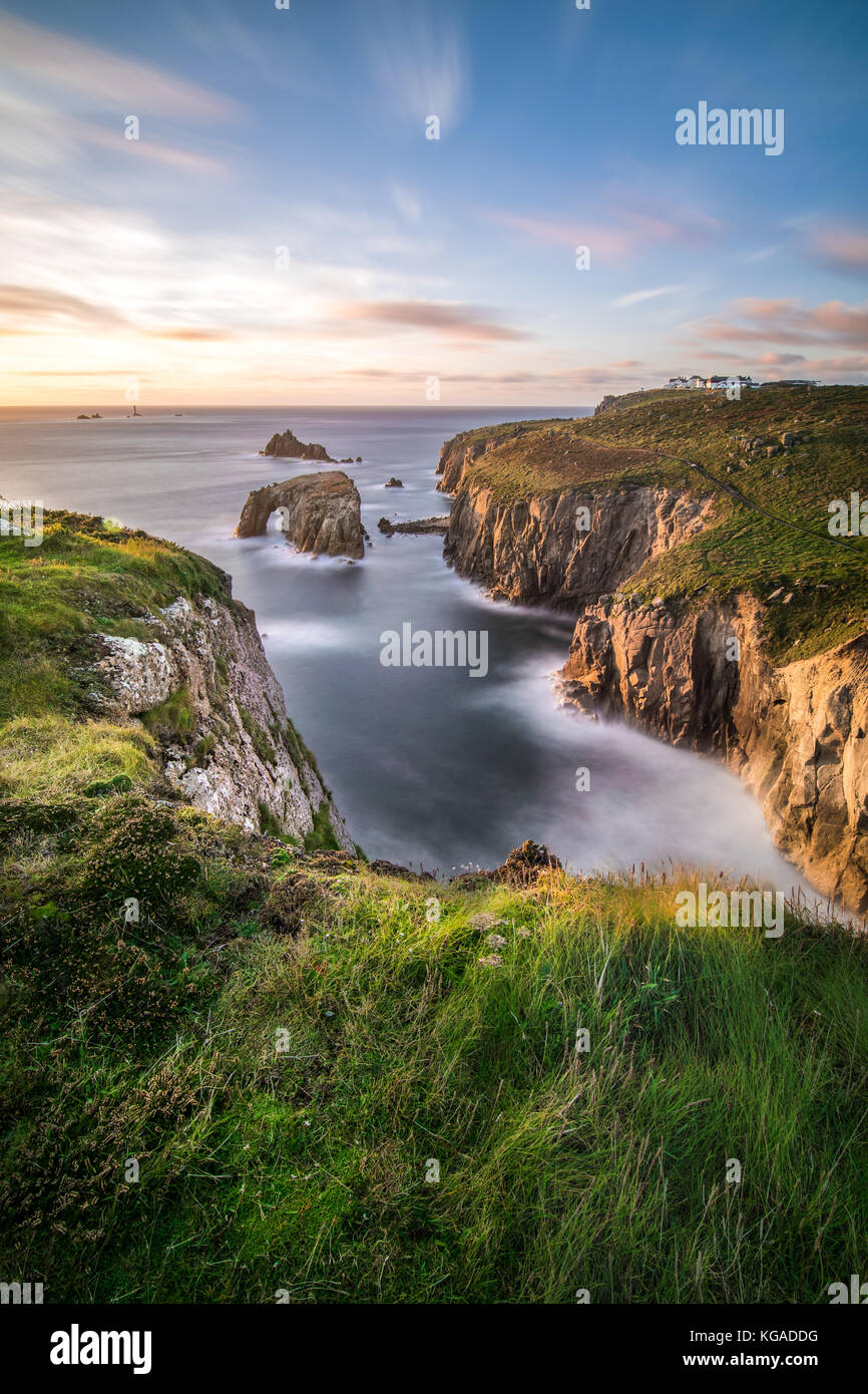 Enys dodnan, Land's End arch bei Sonnenuntergang, dieser Schuss auch auf dem Cover von der Oktoberausgabe der Cornwall ist heute Zeitschrift gesehen Stockfoto