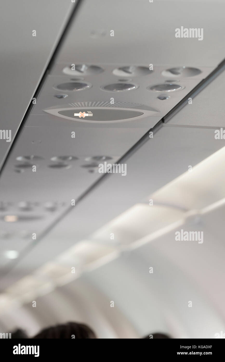 No smoking sign in einem Flugzeug Stockfoto