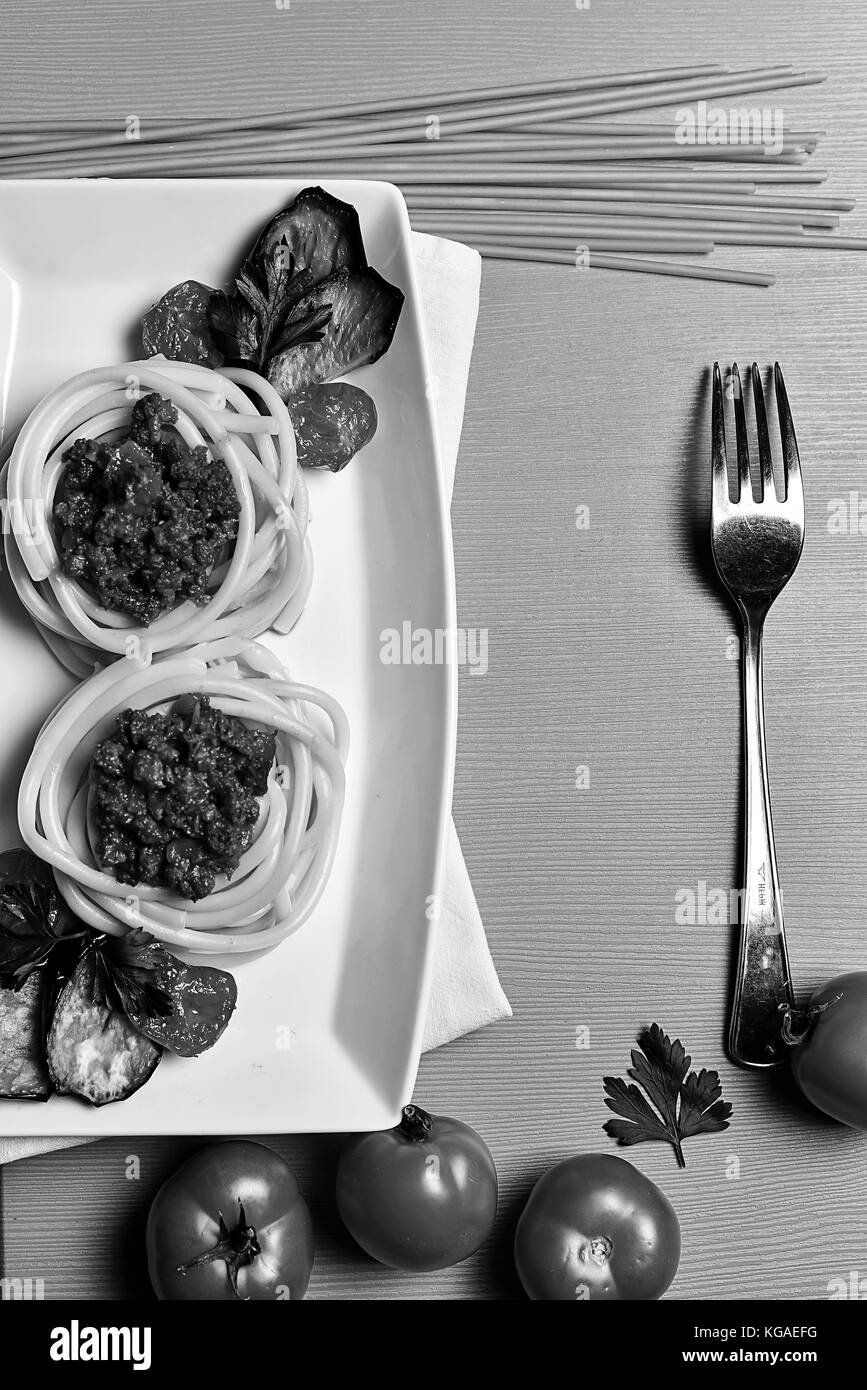 Italienische Pasta mit Fleisch auf einem Teller in einem Café. italienische Pasta mit Stockfoto