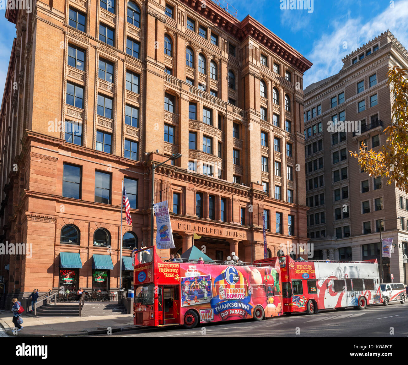 Sightseeing-tourbusse außerhalb des Philadelphia Bourse Building, Philadelphia, Pennsylvania, USA Stockfoto