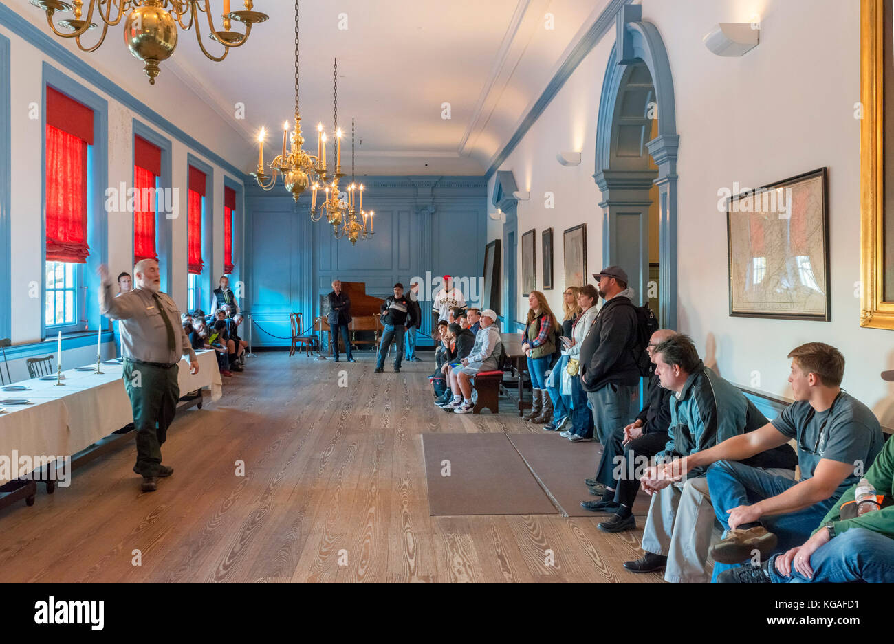 Besucher hören, die durch die Park Ranger in der langen Galerie, Independence Hall, Independence National Historic Park, Philadelphia, Pennsylvania, USA zu sprechen Stockfoto