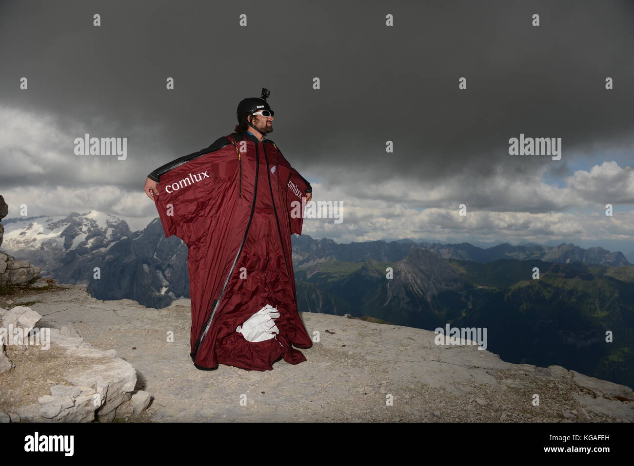 Diese wingsuit Base Jumper überprüft seine Klage vor dem Verlassen der Berg. Die Konzentration ist hoch, um sicherzustellen, dass keine Fehler passieren. Stockfoto