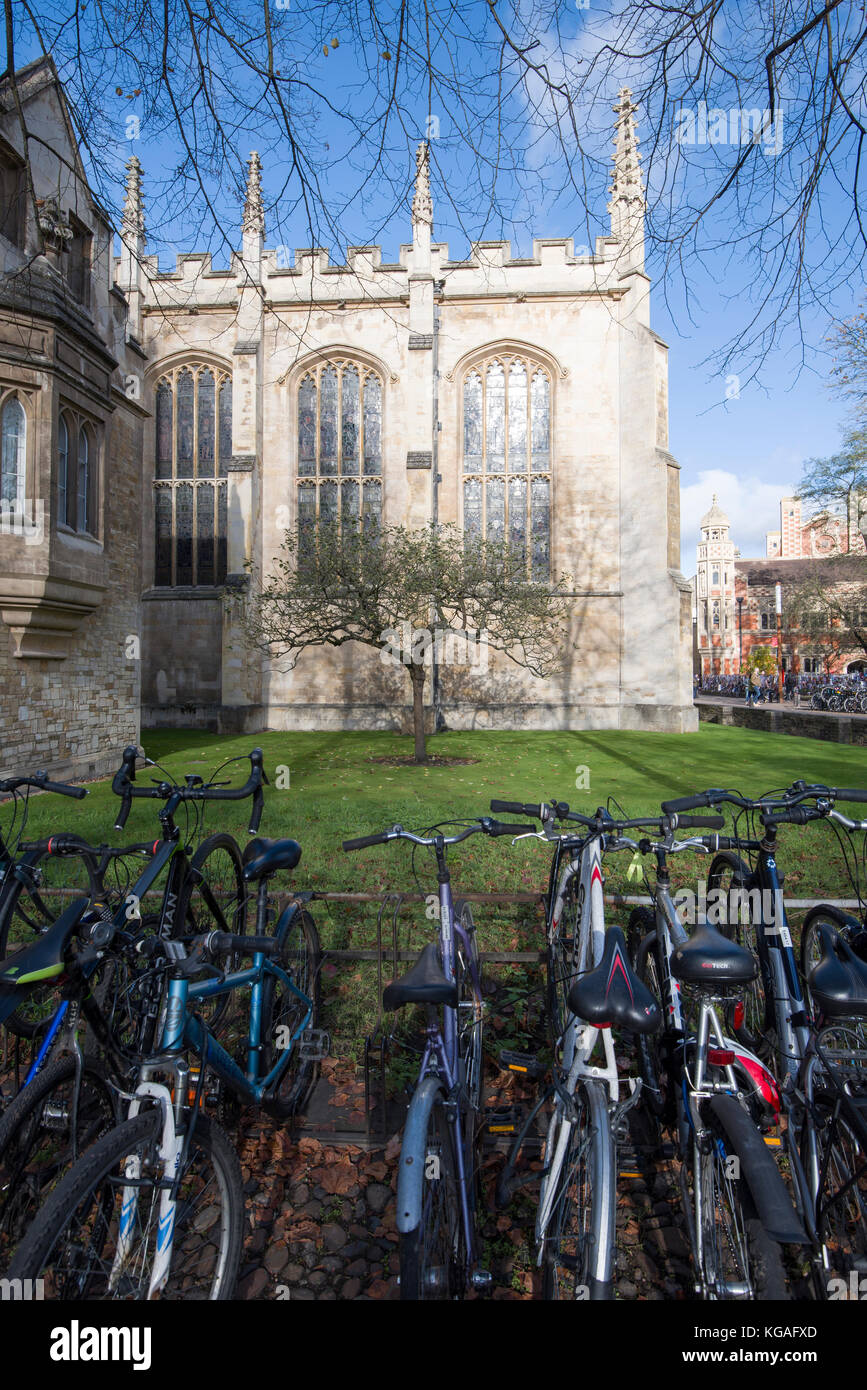 Fahrräder außerhalb der Universität in Cambridge geparkt Stockfoto