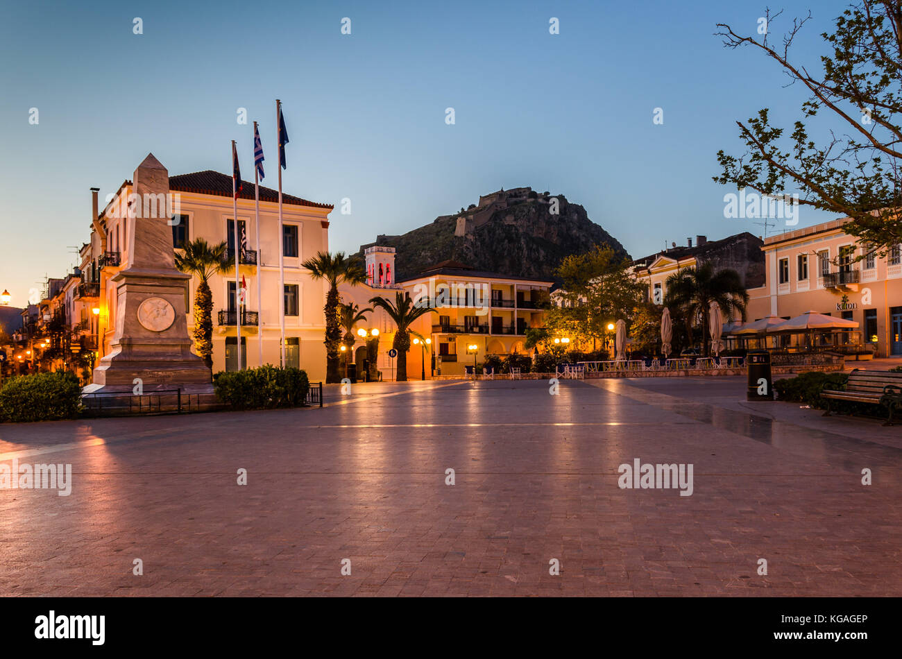 Philellinon Platz - dem historischen Platz der Stadt in der Altstadt entfernt. Das Schloss von Palamidi im Hintergrund. Stockfoto