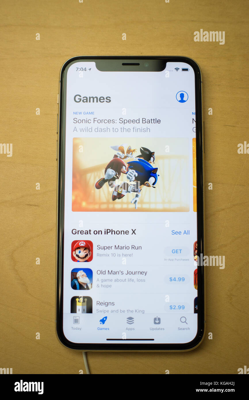 Iphone x-Vorderansicht/Bildschirm der neuesten iphone von Apple, das iphonex zeigt die Spiele der Kategorie der App Store Stockfoto