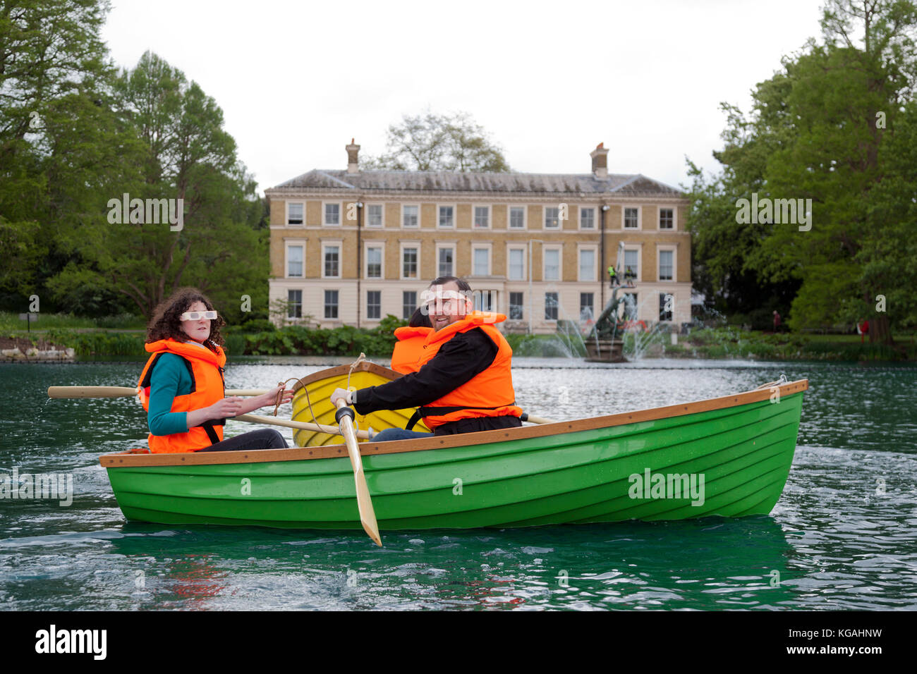 Kew Gardens startet das Sommerfestival „Incredibles“ mit einem „Tutti Frutti Boating Experience“ am Palm House Pond, entworfen von Bompas & Parr, einem „Bouncy Carrot Patch“ und einer „Alice im Wonderland“-inspirierten Teeparty im Rosengarten. Das Festival findet vom 25. Mai bis 3. November 2013 statt, die Bootstouren enden am 1. September. Stockfoto