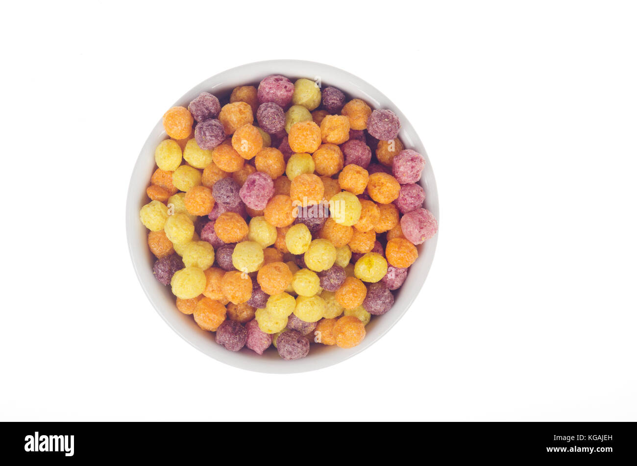 Schüssel mit Trix Müsli von General Mills aus der Vogelperspektive auf weißem Hintergrund Stockfoto