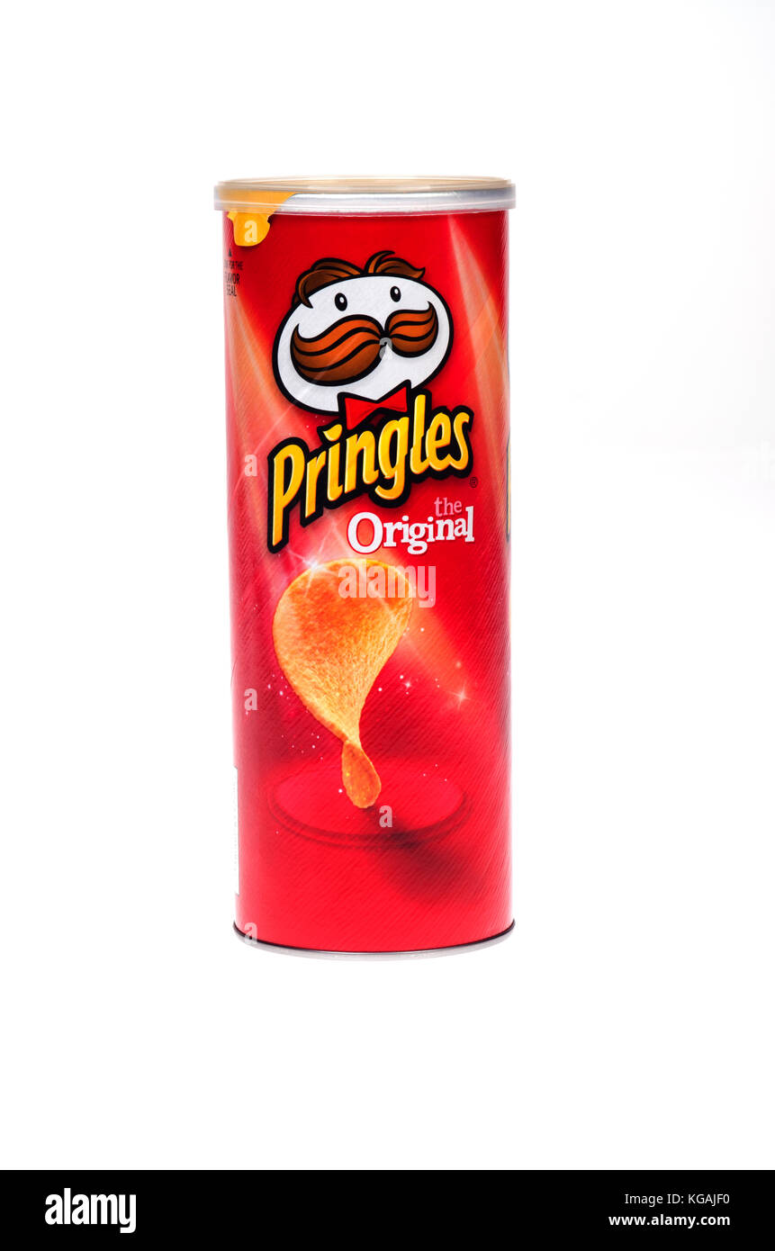 Pringles Original tube oder kann der Kartoffel snack Chips von Kellogg's auf weißem Hintergrund Stockfoto