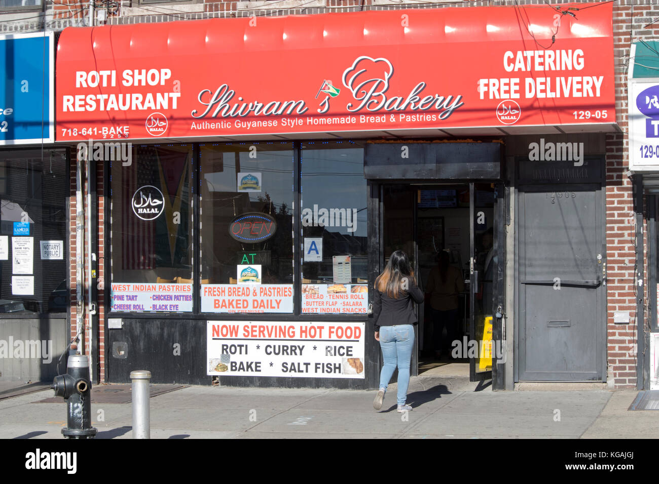 Das Äußere des Shivram der Bäckerei mit Guyanese Brot & Gebäck in Richmond Hill, Queens, New York City. Stockfoto