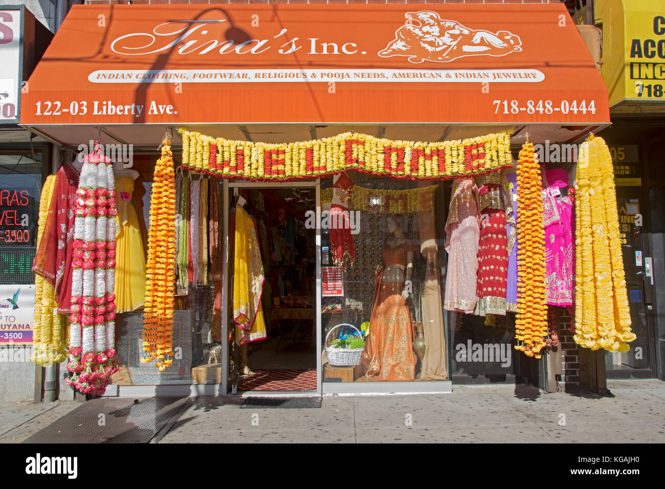 Das Äußere von Tina's und ethnischen Store auf Liberty Avenue in Richmond Hill, Queens, New York Stockfoto