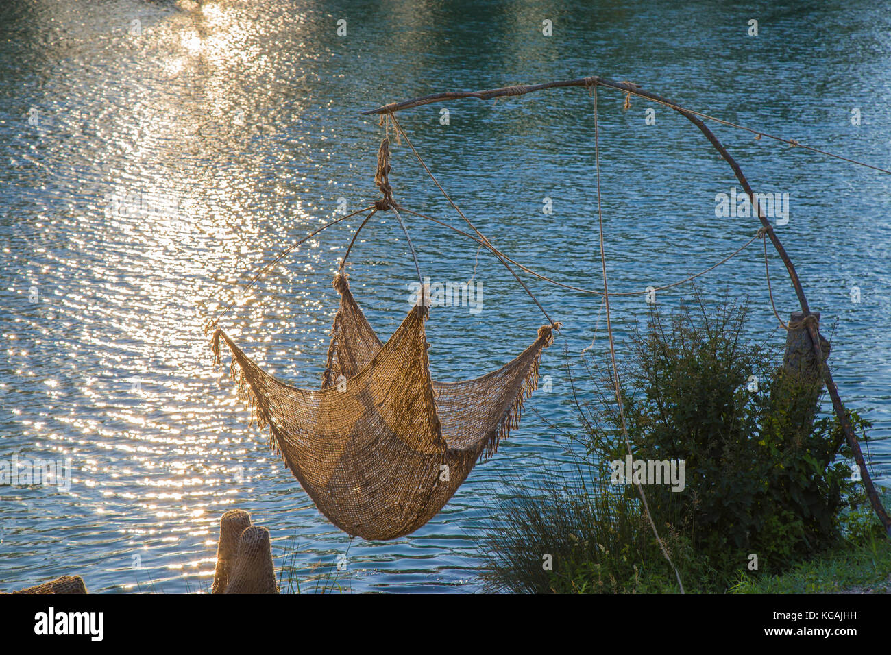 Leinwand fischernetz am Ufer des Flusses. Stockfoto
