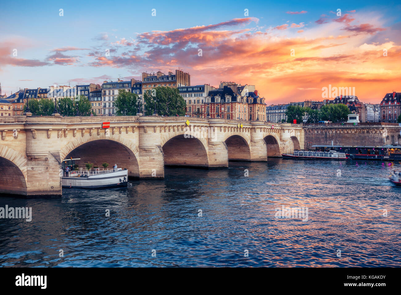 Berühmte Pont Neuf in Paris, Frankreich. spektakuläre Stadtbild mit dramatischen Sonnenuntergang Himmel. Reisen Hintergrund. Stockfoto