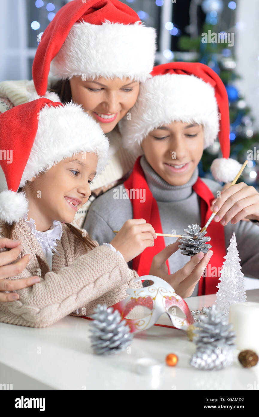Mutter und Kinder Vorbereitung auf Weihnachten Stockfoto