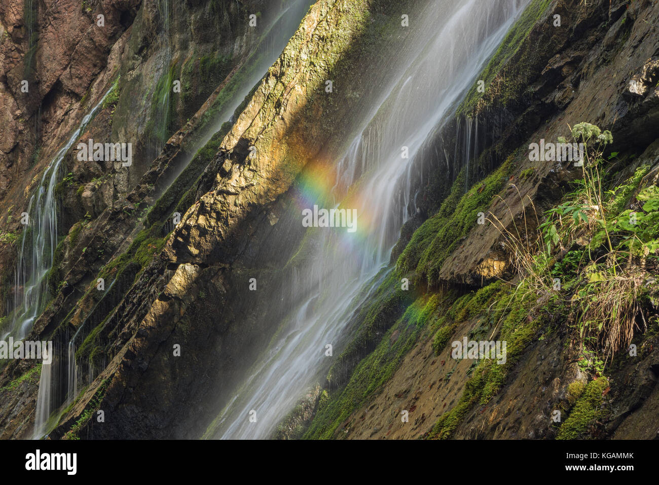 Ein Regenbogen leuchten in der wimbachklamm wimbachklamm in der Nähe von Ramsau. Stockfoto