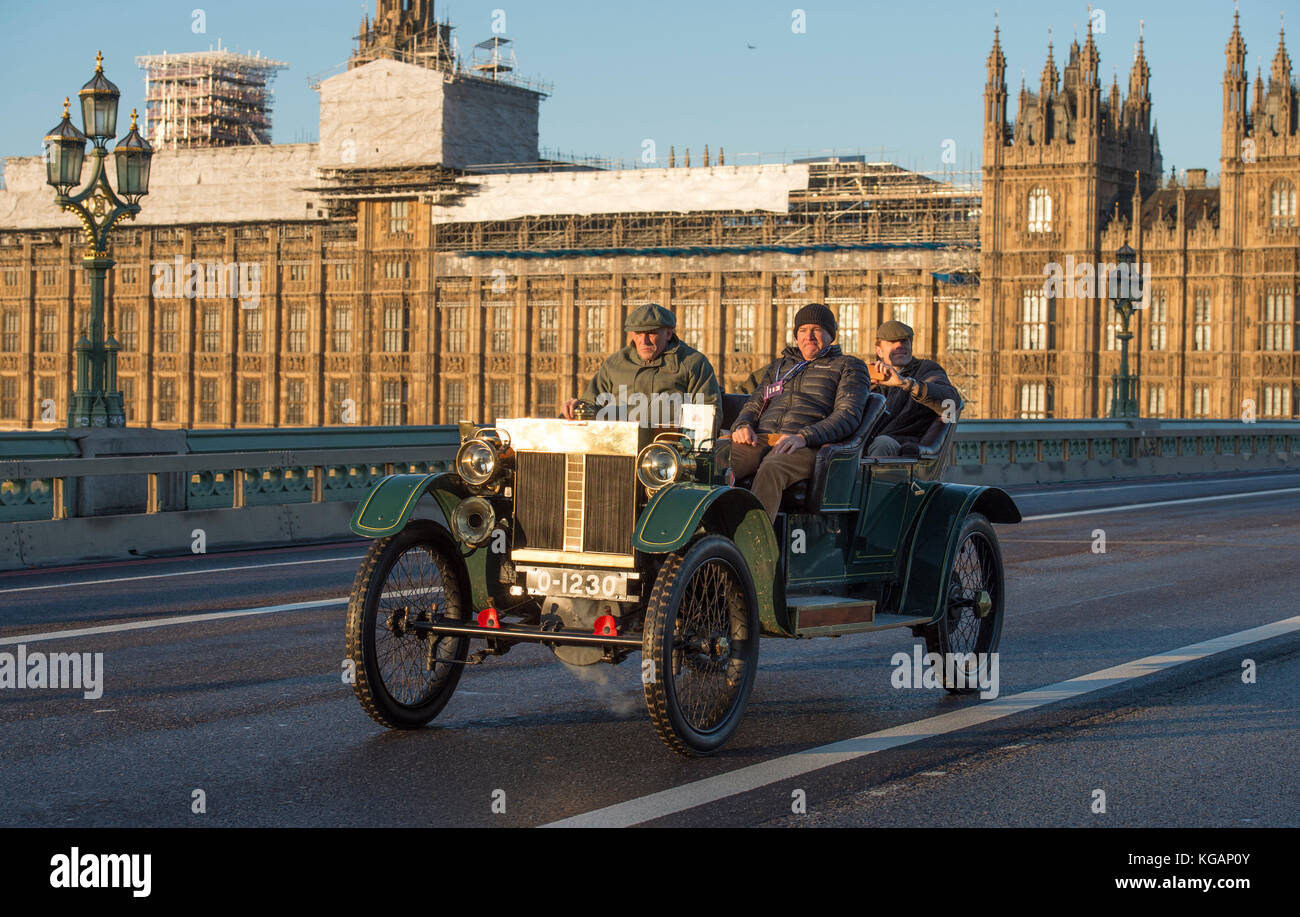 5. November 2017. Bonhams London nach Brighton Veteran Car Run, die weltweit längste Rennveranstaltung, 1904 Lanchester auf der Westminster Bridge. Stockfoto