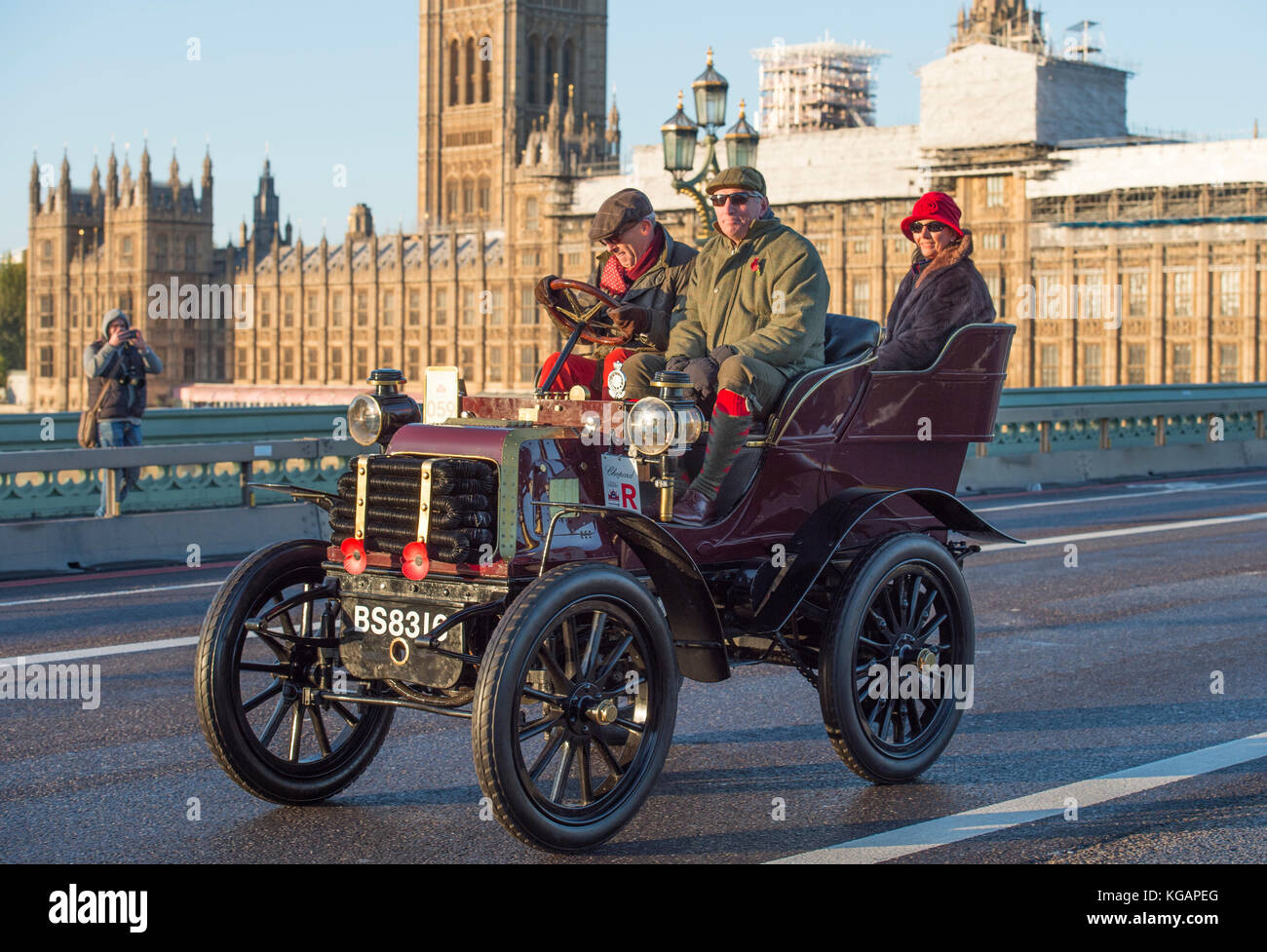 5. November 2017. Bonhams London nach Brighton Veteran Car Run, die weltweit am längsten laufende Autofahren Veranstaltung, 1900 Daimler auf der Westminster Bridge. Stockfoto