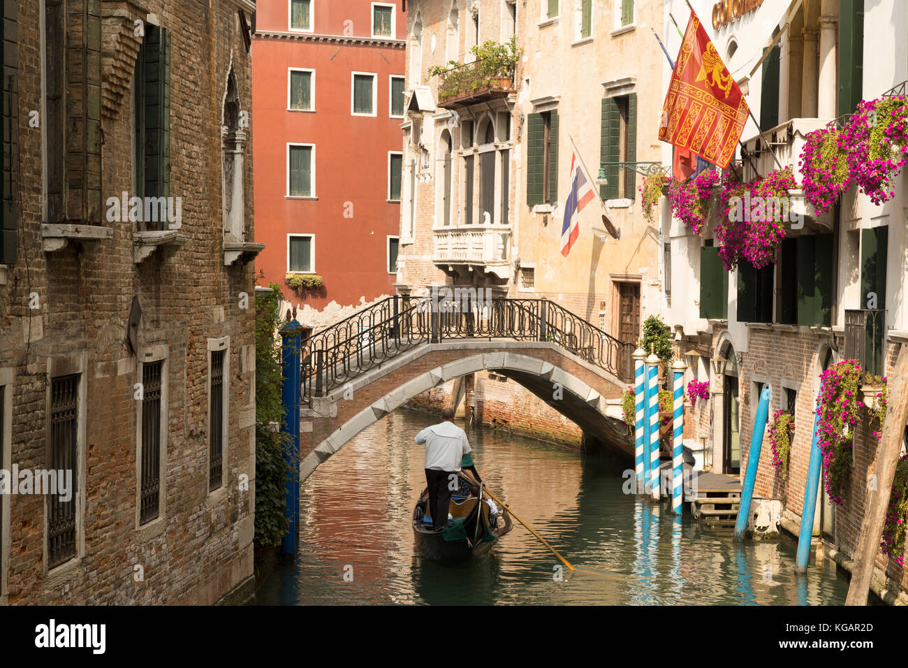 Italien, Venedig, Gondeln und venezianischen Fahnen entlang des Rio Della Fava in der Nähe der Seufzerbrücke. Stockfoto