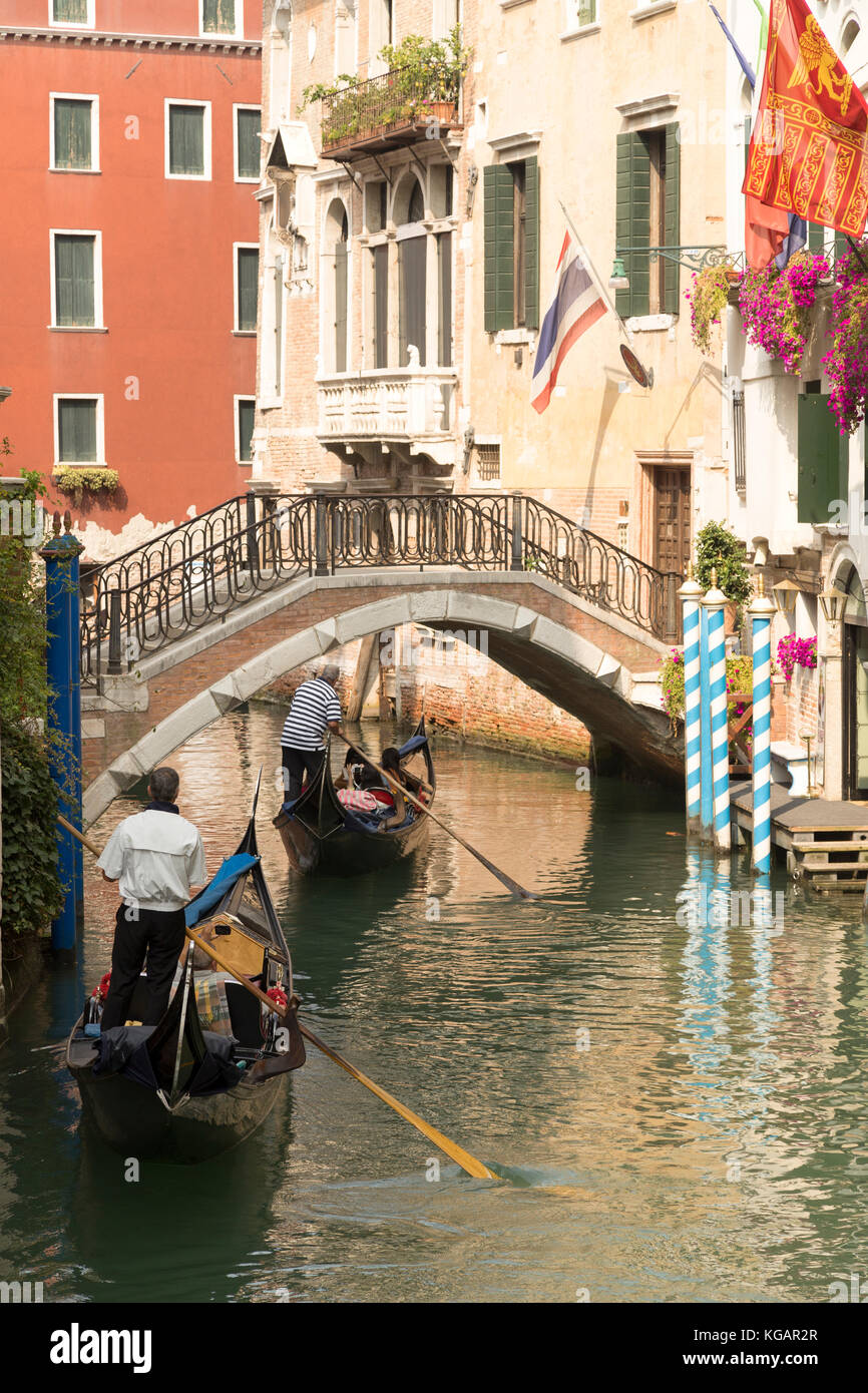 Italien, Venedig, Gondeln und venezianischen Fahnen entlang des Rio Della Fava in der Nähe der Seufzerbrücke. Stockfoto