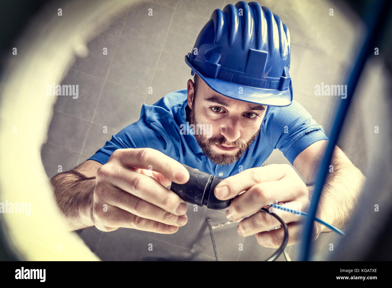 Portrait der kaukasischen Elektriker bei der Arbeit Stockfoto