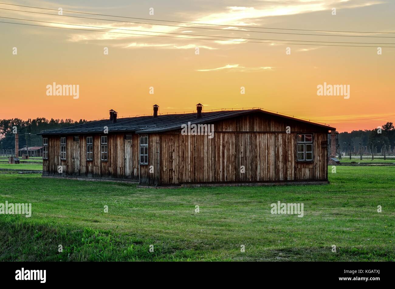 OSWIECIM, POLEN - 29. JULI 2017: Holzbau im Konzentrationslager Auschwitz Birkenau in Oswiecim, Polen. Stockfoto