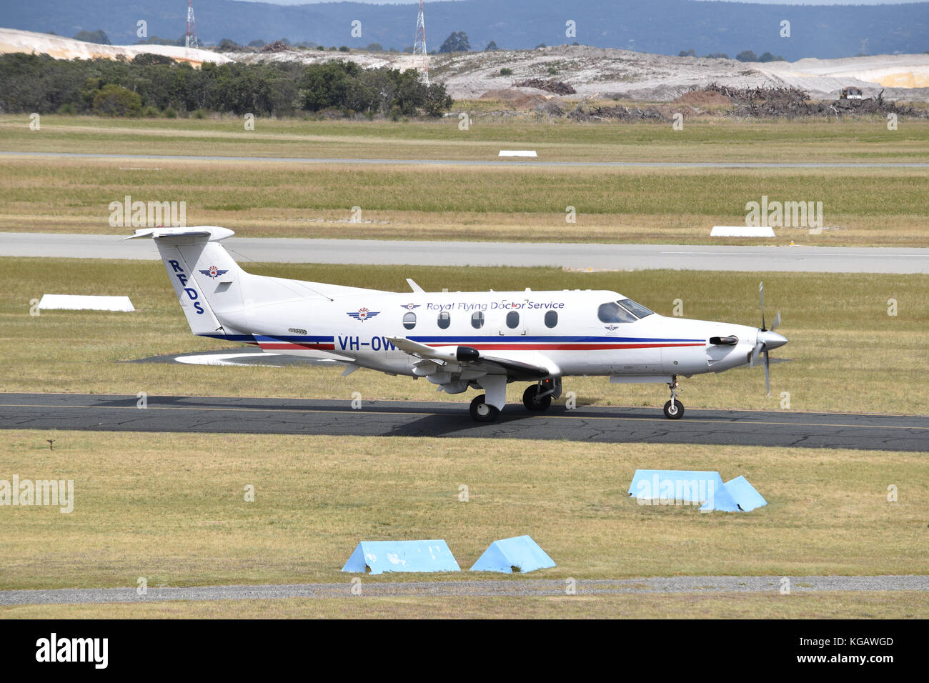 Ein Royal Flying Doctor Flugzeug rollt die Start- und Landebahn Stockfoto