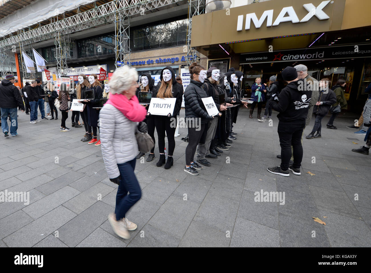 Cube der Wahrheit Animal Rights Protests durch Anonyme veranstaltet für die Stimmlosen fand gegen angebliche Grausamkeit in Fleisch Landwirtschaft und Prozesse Stockfoto