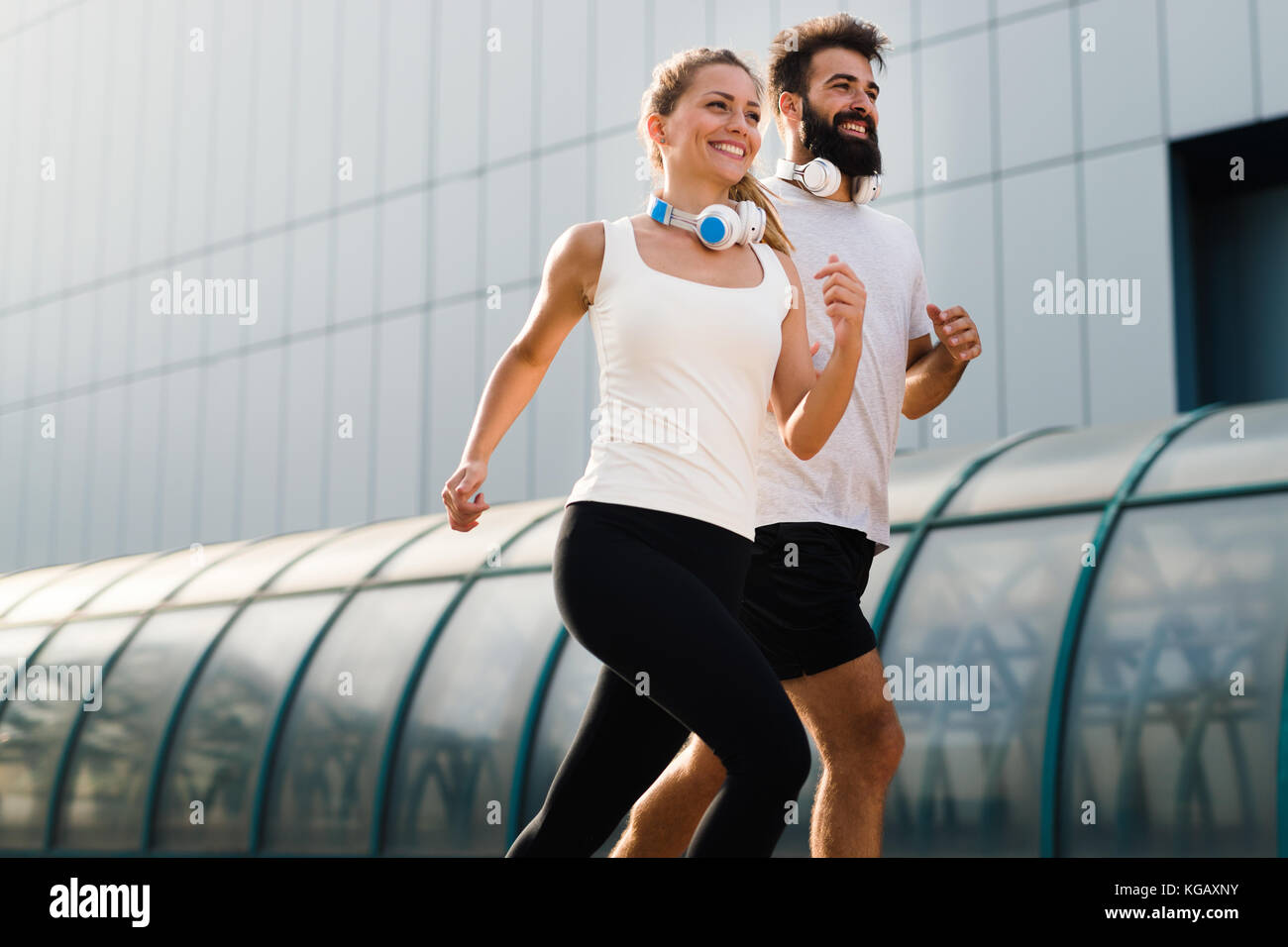 Junge fitness Paar, dass im städtischen Bereich Stockfoto