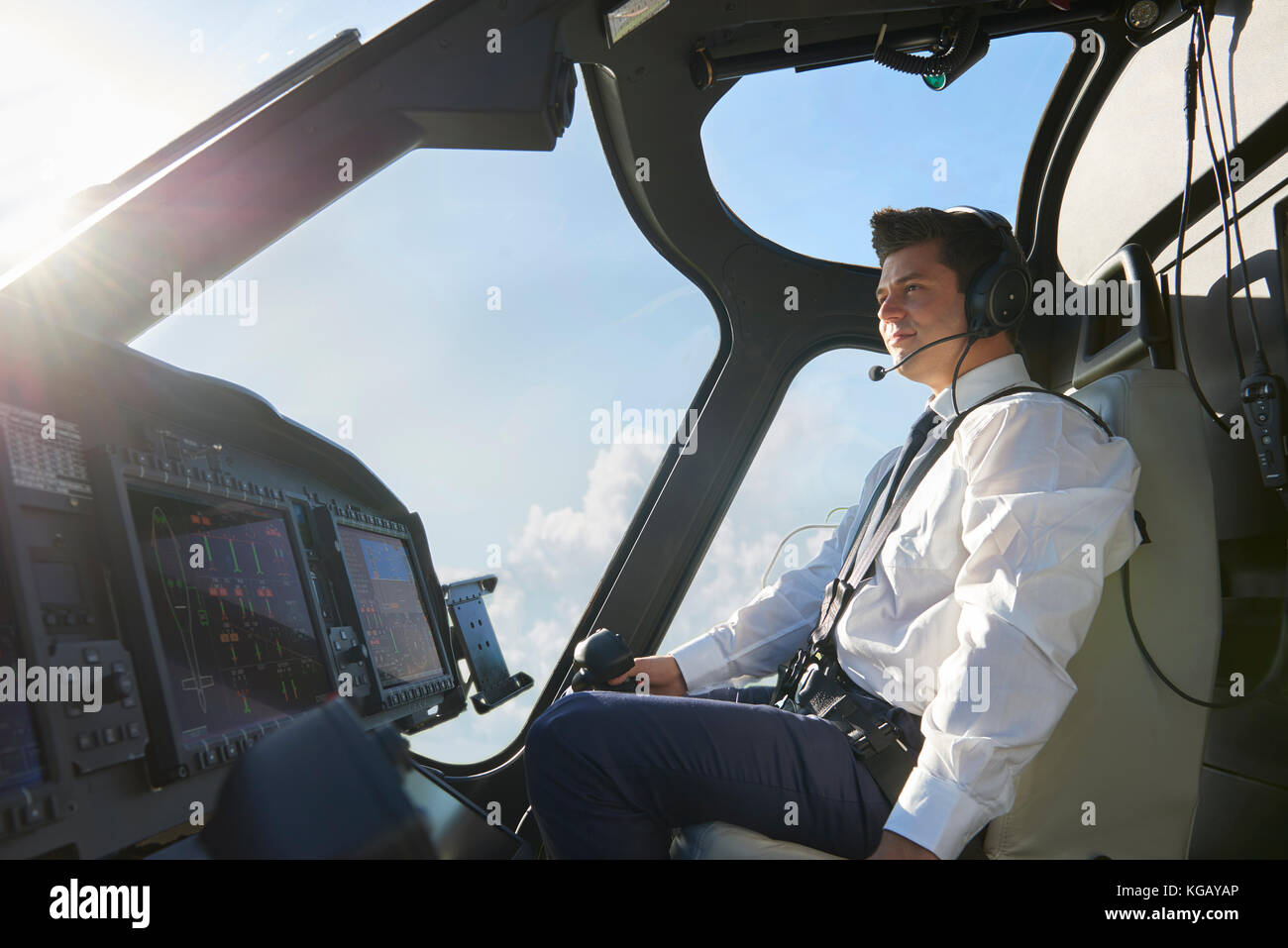 Pilot im Cockpit des Hubschraubers während des Fluges Stockfoto