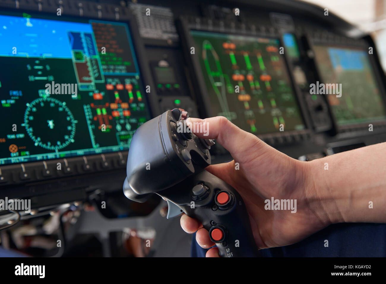 Nahaufnahme pilot Holding joystick in Helicopter Cockpit Stockfoto