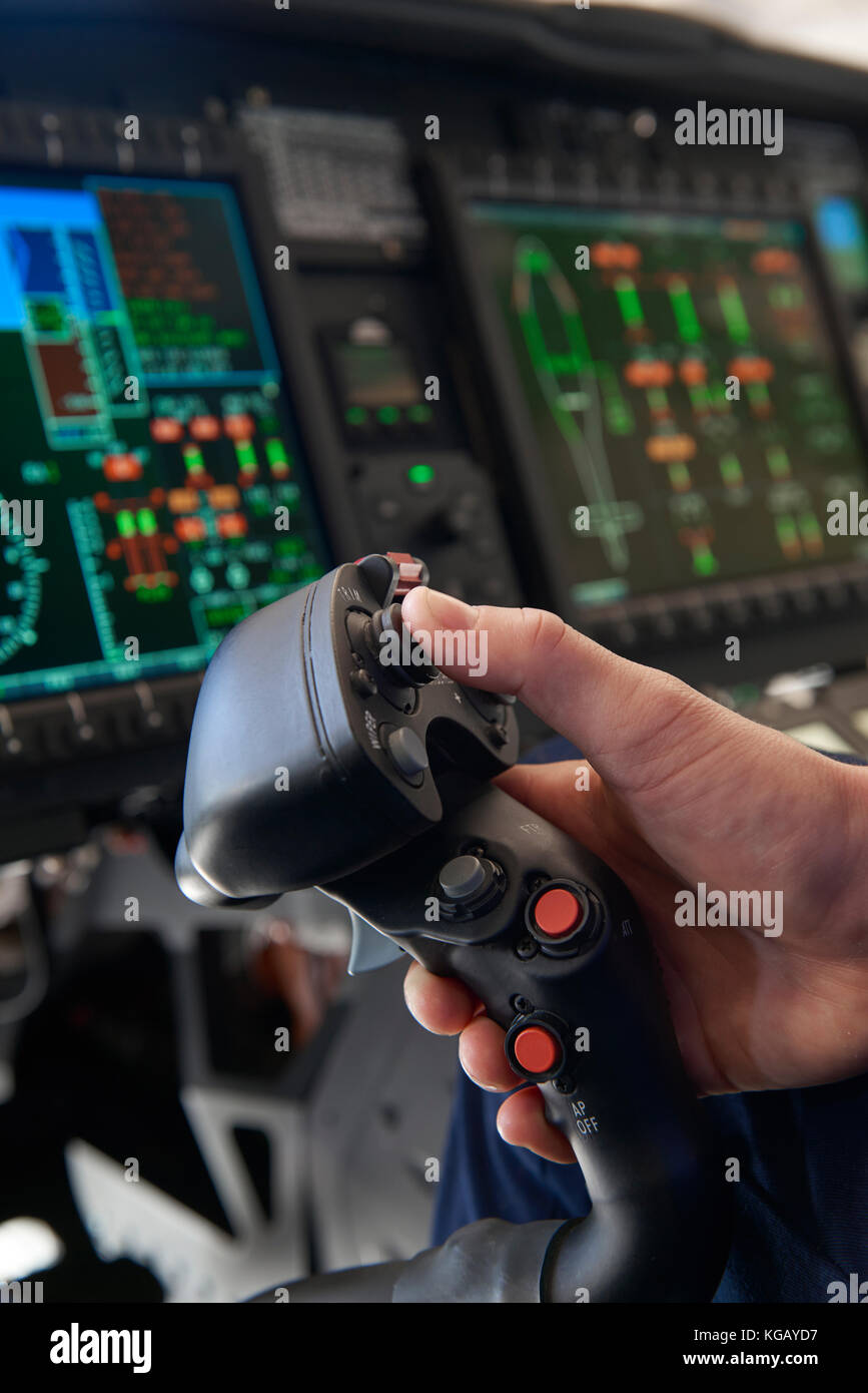 Nahaufnahme pilot Holding joystick in Helicopter Cockpit Stockfoto