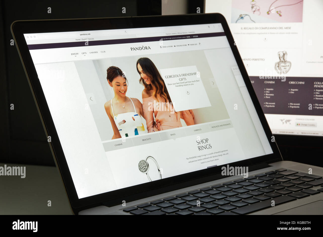 Mailand, Italien - 10. August 2017: Homepage der Pandora-Website. Es ist ein internationaler dänischer Schmuckhersteller und -Einzelhändler. Pandora-Logo sichtbar. Stockfoto