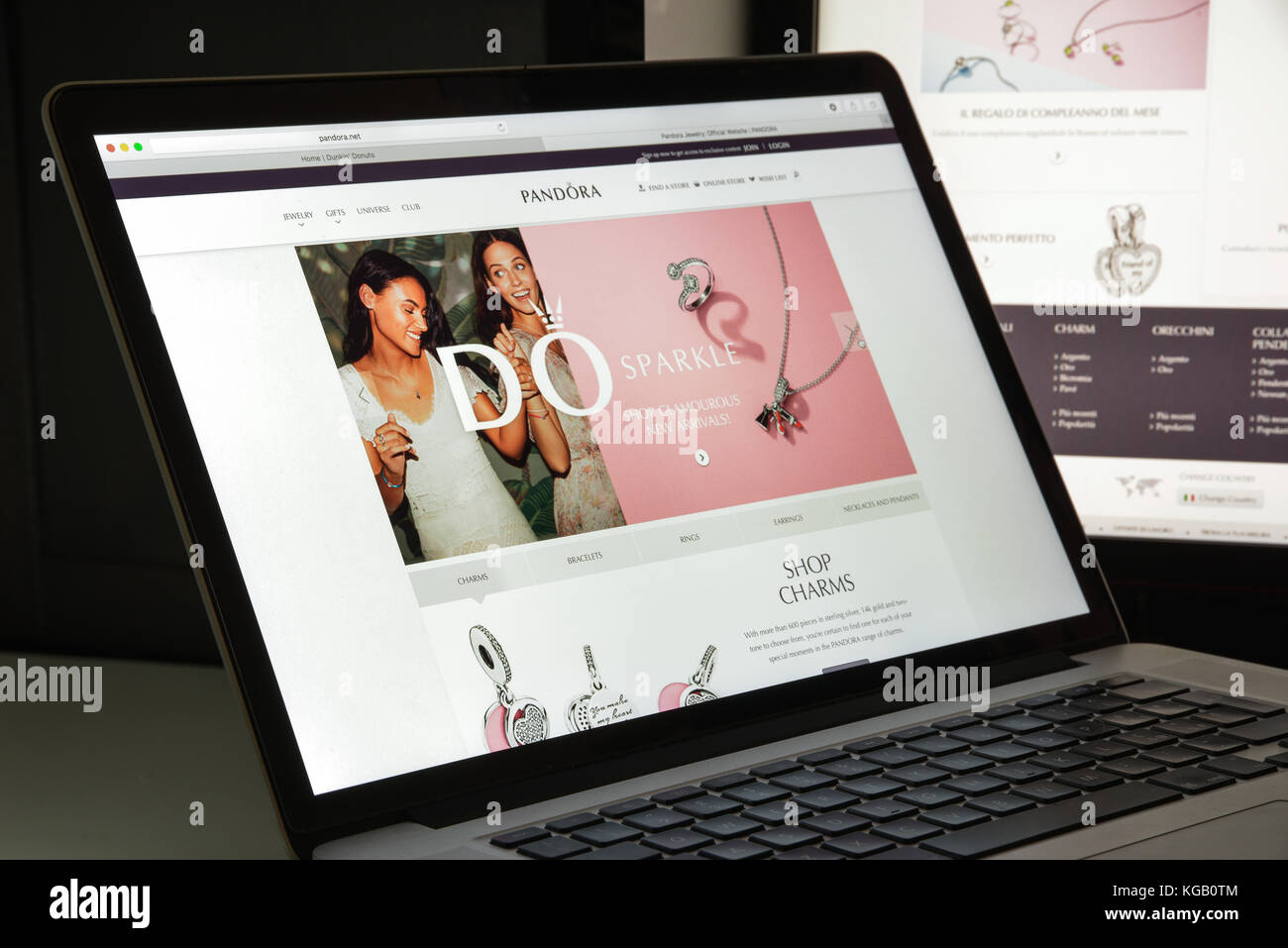 Mailand, Italien - 10. August 2017: Homepage der Pandora-Website. Es ist ein internationaler dänischer Schmuckhersteller und -Einzelhändler. Pandora-Logo sichtbar. Stockfoto