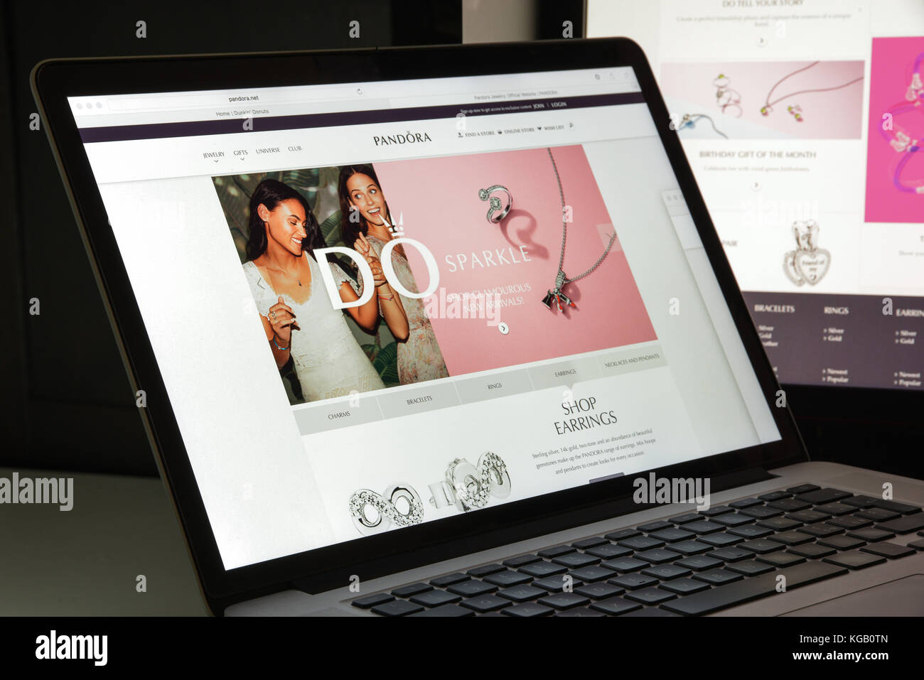 Mailand, Italien - 10. August 2017: Homepage der Pandora-Website. Es ist ein internationaler dänischer Schmuckhersteller und -Einzelhändler. Pandora-Logo sichtbar. Stockfoto