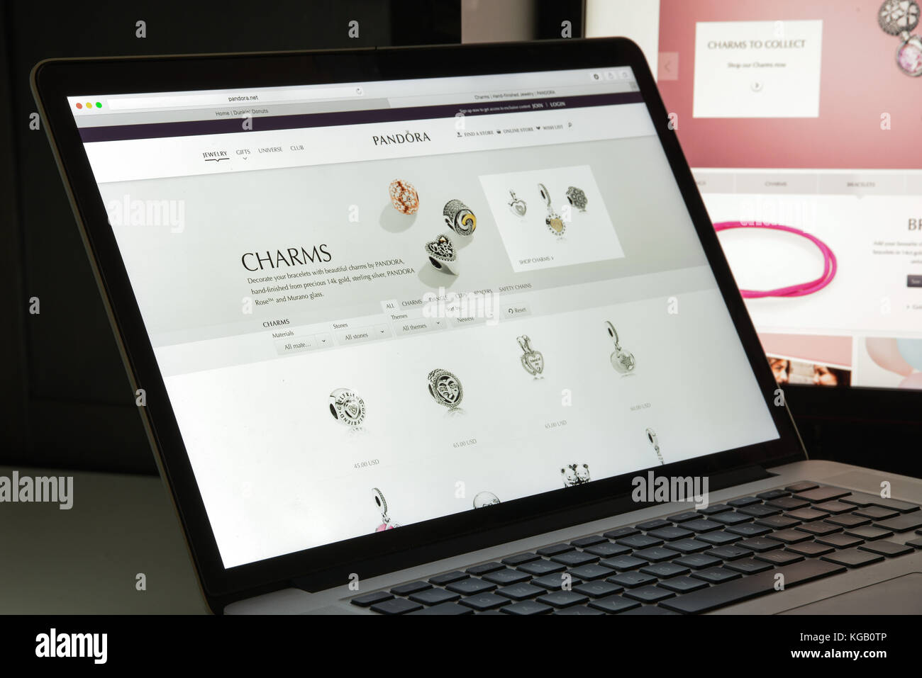 Mailand, Italien - 10. August 2017: Homepage der Pandora-Website. Es ist ein internationaler dänischer Schmuckhersteller und -Einzelhändler. Pandora-Logo sichtbar. Stockfoto