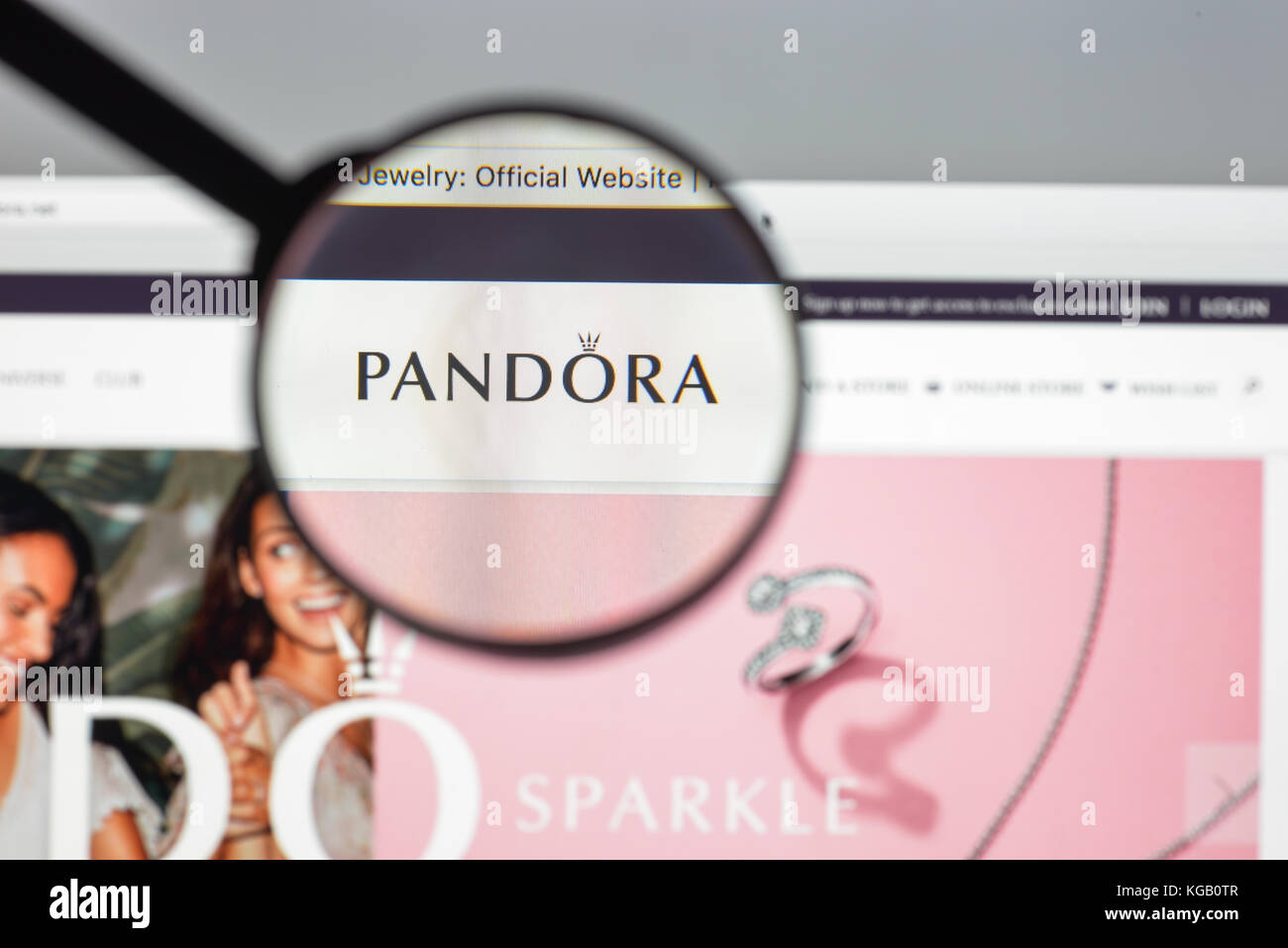 Mailand, Italien - 10. August 2017: Homepage der Pandora-Website. Es ist ein internationaler dänischer Schmuckhersteller und -Einzelhändler. Pandora-Logo sichtbar. Stockfoto