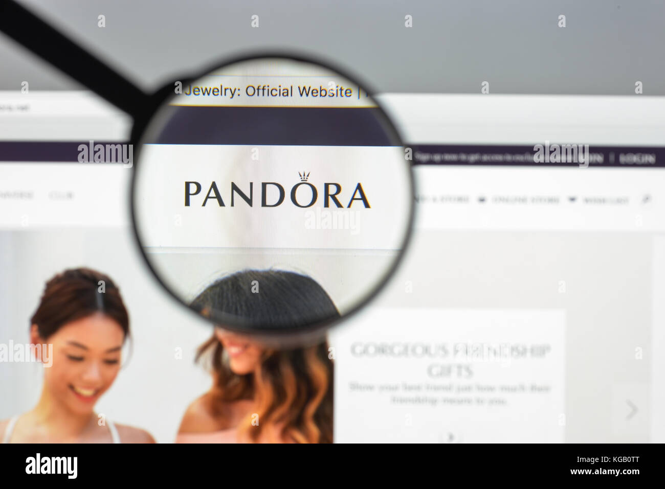 Mailand, Italien - 10. August 2017: Homepage der Pandora-Website. Es ist ein internationaler dänischer Schmuckhersteller und -Einzelhändler. Pandora-Logo sichtbar. Stockfoto