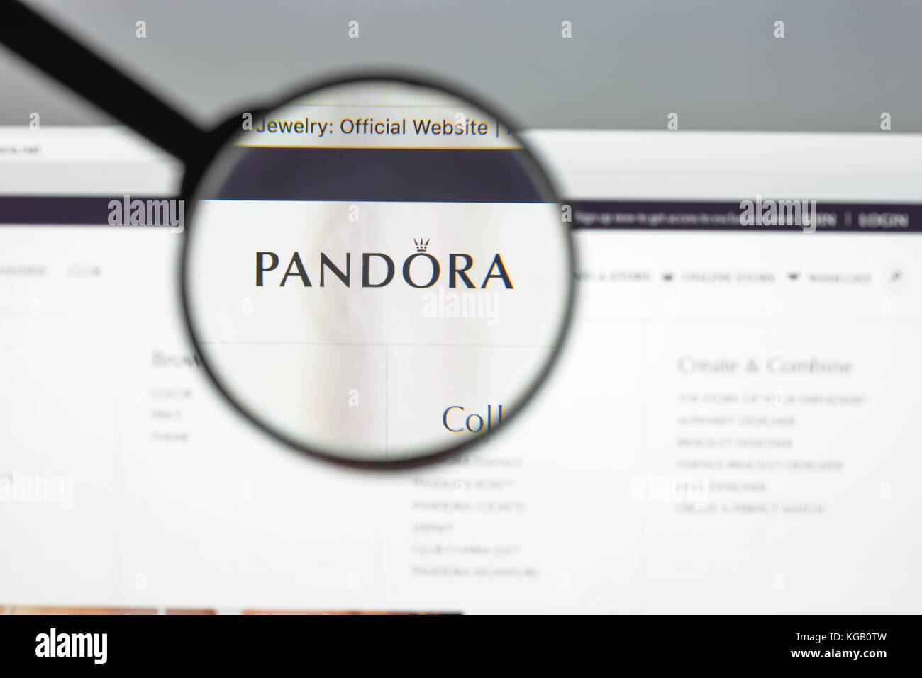 Mailand, Italien - 10. August 2017: Homepage der Pandora-Website. Es ist ein internationaler dänischer Schmuckhersteller und -Einzelhändler. Pandora-Logo sichtbar. Stockfoto