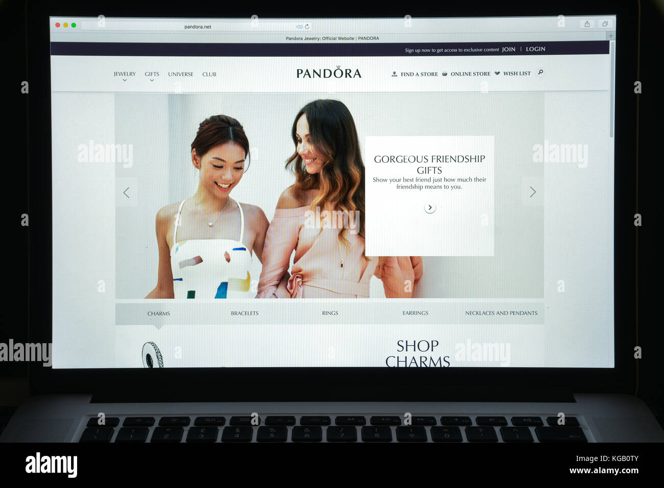 Mailand, Italien - 10 August 2017: pandora Homepage. Es ist eine internationale dänische Schmuck Hersteller und Einzelhändler. Pandora Logo sichtbar. Stockfoto