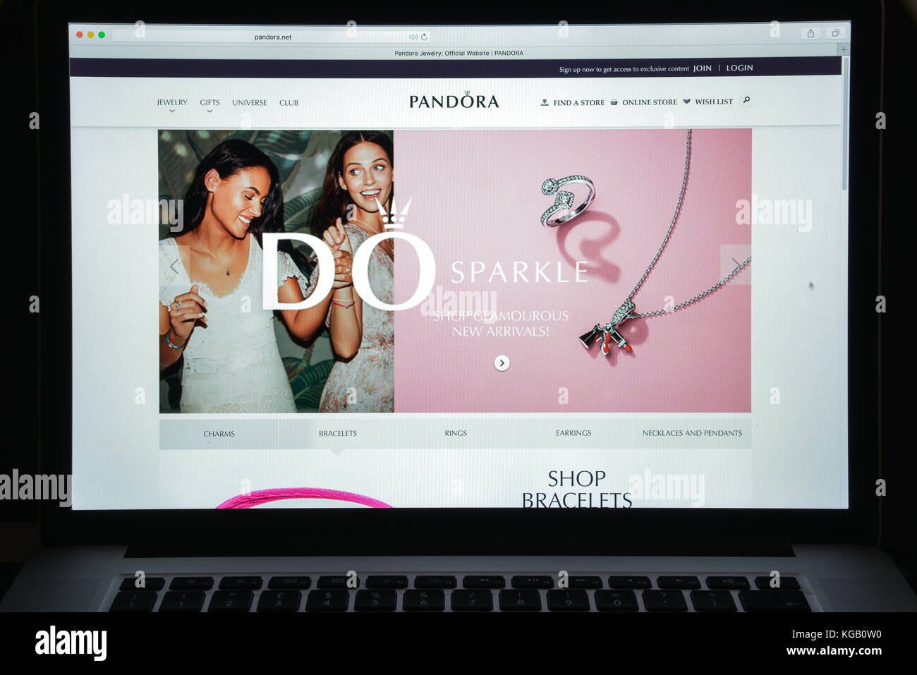 Mailand, Italien - 10. August 2017: Homepage der Pandora-Website. Es ist ein internationaler dänischer Schmuckhersteller und -Einzelhändler. Pandora-Logo sichtbar. Stockfoto