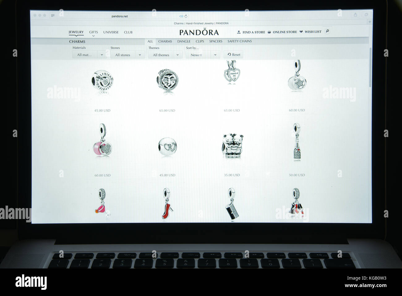 Mailand, Italien - 10. August 2017: Homepage der Pandora-Website. Es ist ein internationaler dänischer Schmuckhersteller und -Einzelhändler. Pandora-Logo sichtbar. Stockfoto