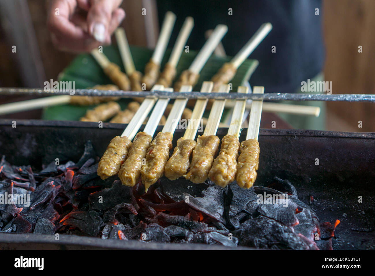 Kochkurs - Chicken Satay Stockfoto
