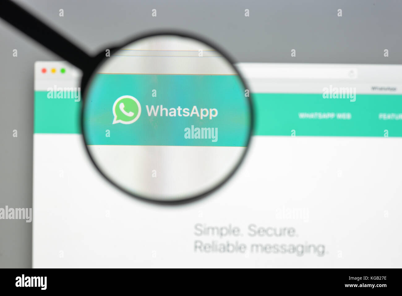 Mailand, Italien - 10. August 2017: Homepage der WhatsApp-Website. Es ist ein Freeware- und plattformübergreifender Instant Messaging-Dienst für Smartphones. WhatsApp-Protokoll Stockfoto