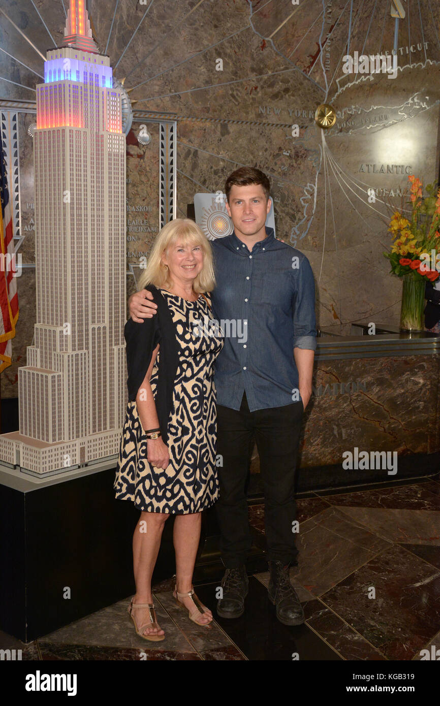 Colin Jost beleuchtet das Empire State Building in Honor of Answer the Call Day mit: Kerry Kelly, Colin Jost Where: New York, New York, Vereinigte Staaten Wann: 06 Oct 2017 Credit: Ivan Nikolov/WENN.com Stockfoto