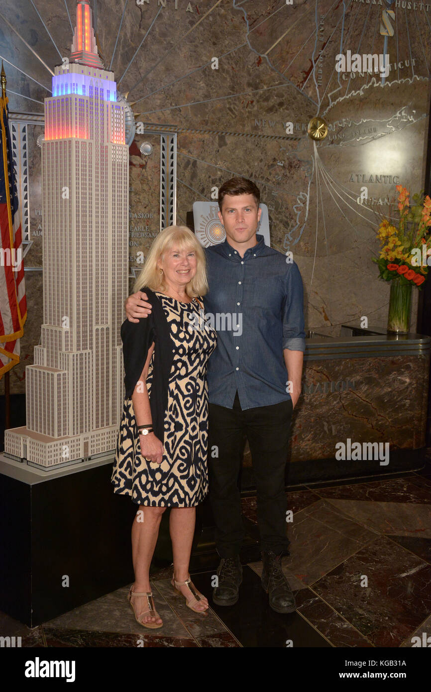 Colin Jost beleuchtet das Empire State Building in Honor of Answer the Call Day mit: Kerry Kelly, Colin Jost Where: New York, New York, Vereinigte Staaten Wann: 06 Oct 2017 Credit: Ivan Nikolov/WENN.com Stockfoto