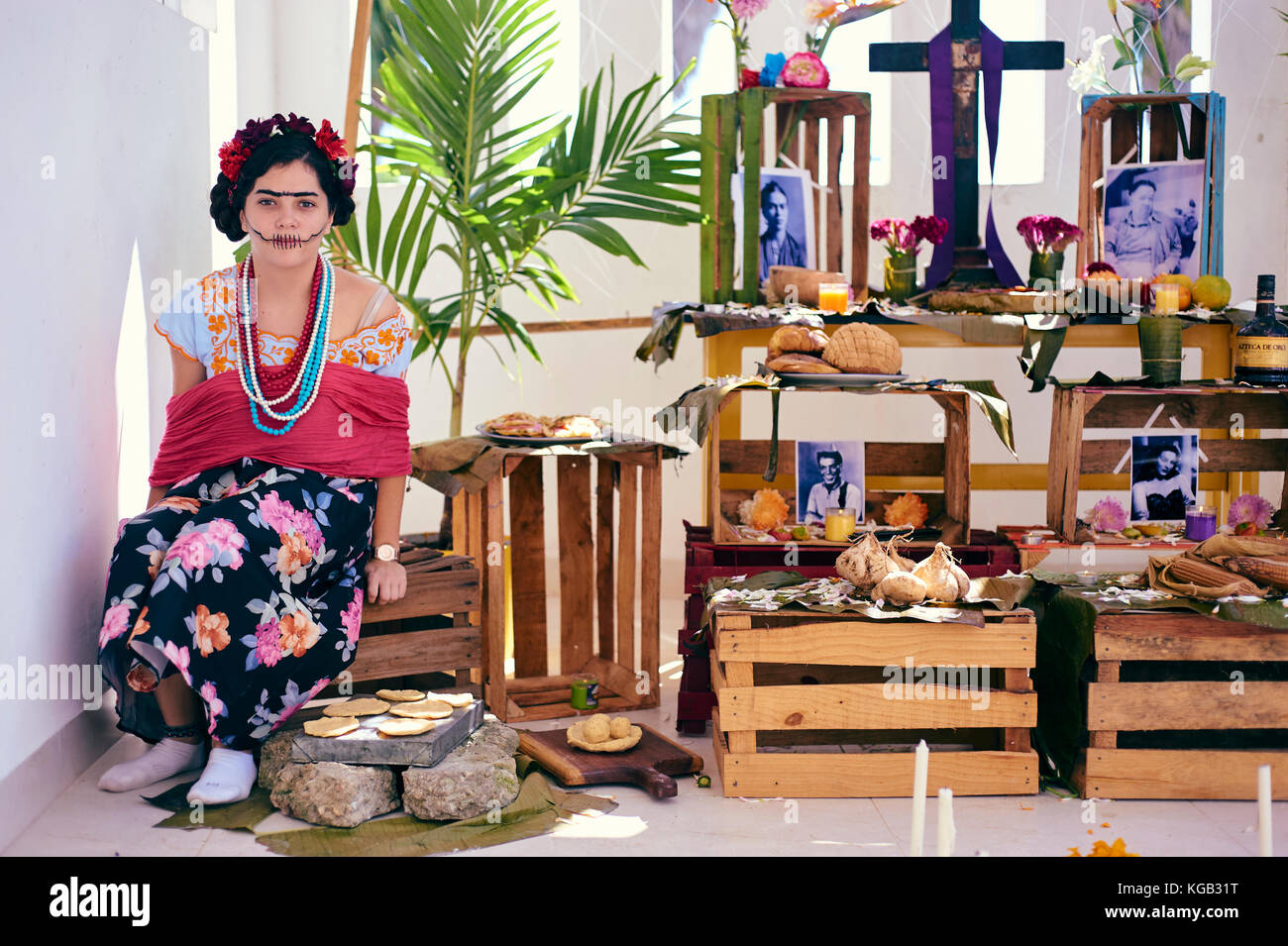 Tag der Toten auf der Halbinsel Yucatan. Hanal Pixan, maya-Tradition, Essen für die Seelen der Verstorbenen. Der Altar zur Erinnerung an einen geliebten Menschen Stockfoto