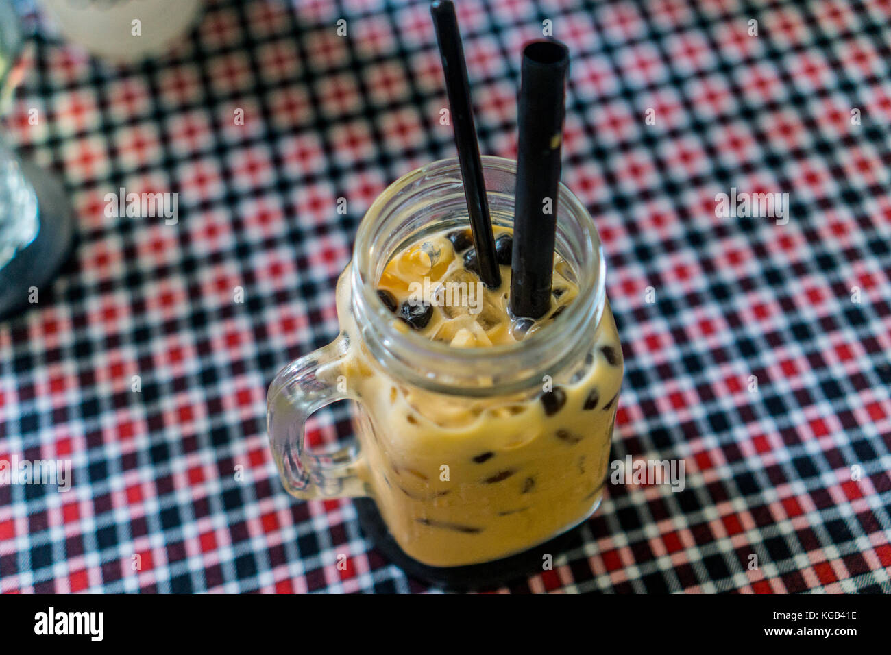 Bubble Tea genießen. Stockfoto